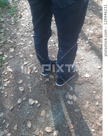 一個人在山中行走的腳 一個人在山中行走的腳 126946231