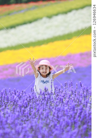 薰衣草田裡揮手的女孩 126946634