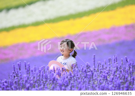薰衣草田裡笑的女孩 薰衣草田裡笑的女孩 126946635