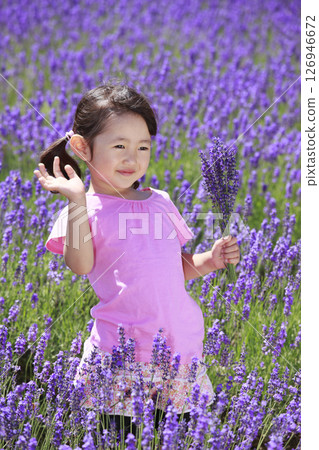薰衣草田裡揮手的女孩 薰衣草田裡揮手的女孩 126946672