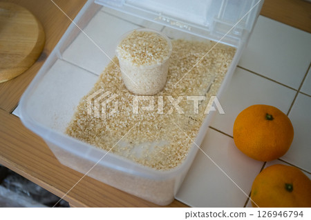 米倉裡剩下的米很少 126946794