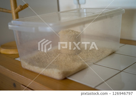 米倉裡剩下的米很少 126946797