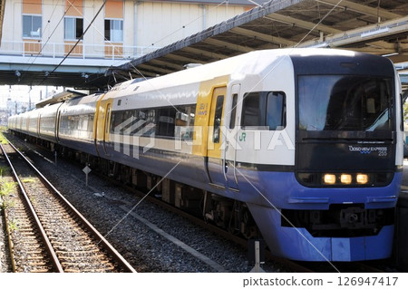Scenery of the Uchibo Line: E255 series (Limited Express Shinjuku Sazanami) at Kimitsu Station 126947417
