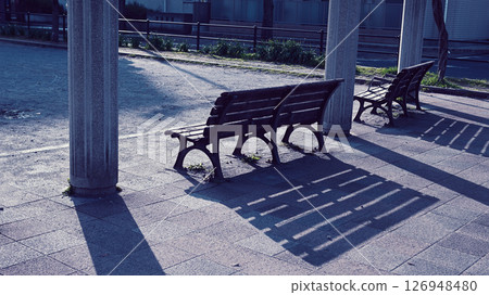 公園的長椅上 126948480