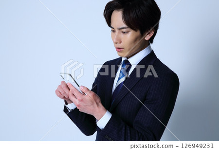 智慧型手機與男性辦公室職員的負面形象 智慧型手機與男性辦公室職員的負面形象 126949231