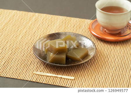 Matcha warabimochi and Japanese tea sweets 126949577