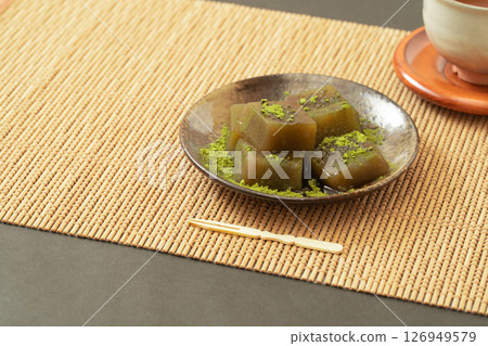 抹茶蕨餅和日本茶點 126949579
