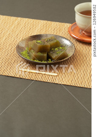 抹茶蕨餅和日本茶點 126949582