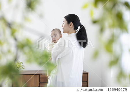 媽媽抱著一個嬰兒 126949679
