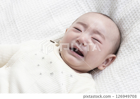 可愛的四個月大的嬰兒 126949708