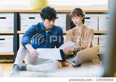 男人和女人坐在辦公室的地板上 126949968