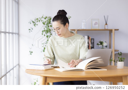 女性的生活方式：技能再培訓圖片：在家學習的女性 126950252