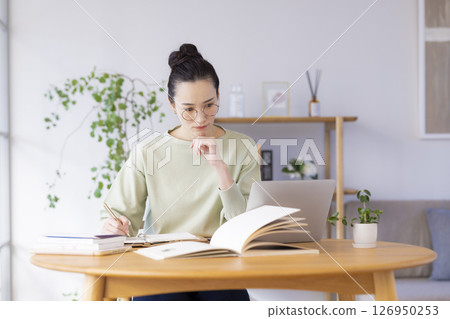 女性的生活方式：技能再培訓圖片：在家學習的女性 126950253