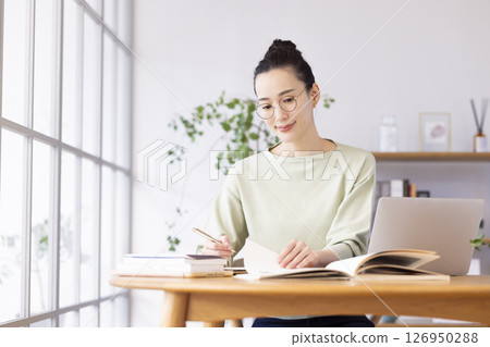 女性的生活方式:技能再培訓圖片:在家學習的女性 女性的生活方式:技能再培訓圖片:在家學習的女性 126950288