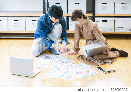 男人和女人坐在辦公室的地板上 126950362