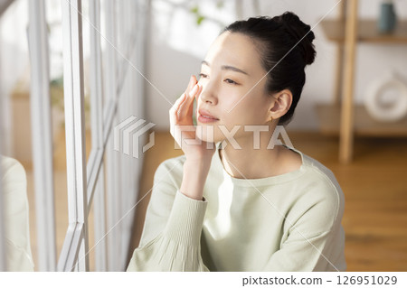 Beauty image: A woman relaxing in the living room 126951029