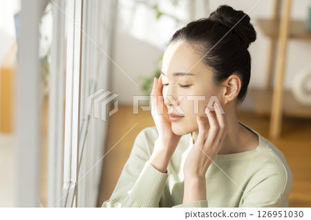 Beauty image: A woman relaxing in the living room 126951030