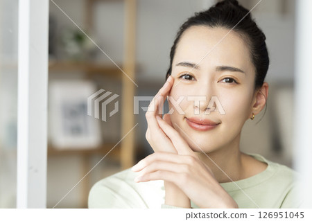 Beauty image: A woman relaxing in the living room 126951045