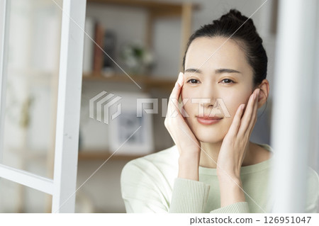 Beauty image: A woman relaxing in the living room 126951047