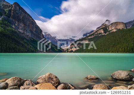 夏季的路易斯湖,充滿活力的碧綠海水,加拿大洛磯山脈,路易斯湖的壯麗景色 夏季的路易斯湖,充滿活力的碧綠海水,加拿大洛磯山脈,路易斯湖的壯麗景色 126951231