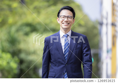 商務戶外男士微笑著行走 商務戶外男士微笑著行走 126951615