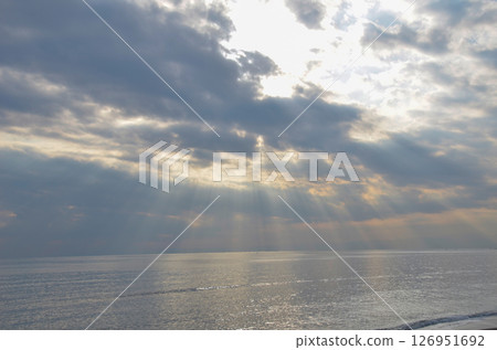 光芒照進大海 126951692