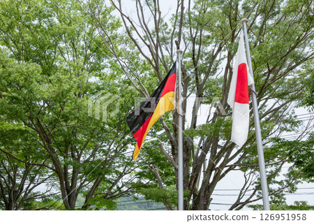 鳴門市德國館前院飄揚的德國與日本國旗 鳴門市德國館前院飄揚的德國與日本國旗 126951958