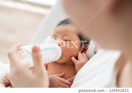 母乳喂養奶瓶嬰兒新生兒 126952651