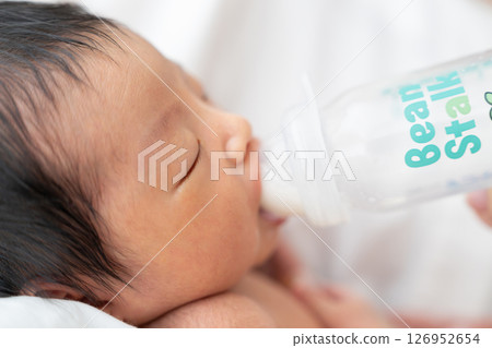 母乳喂養奶瓶嬰兒新生兒 母乳喂養奶瓶嬰兒新生兒 126952654