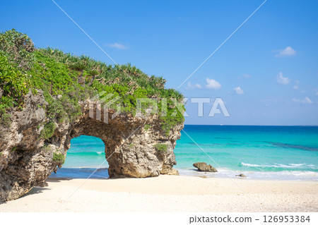 Miyakojima's blue sea and sky: Sunayama Beach 126953384