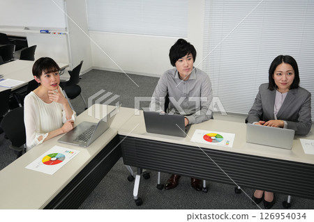 在辦公室工作的上班族 在辦公室工作的上班族 126954034
