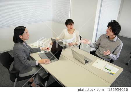 在辦公室工作的上班族 在辦公室工作的上班族 126954036