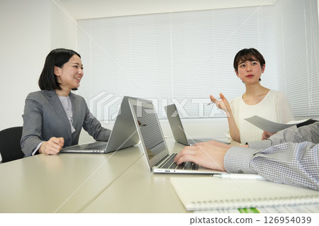在辦公室工作的上班族 在辦公室工作的上班族 126954039