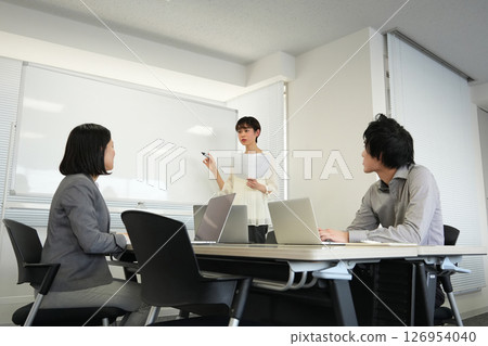 在辦公室工作的上班族 在辦公室工作的上班族 126954040