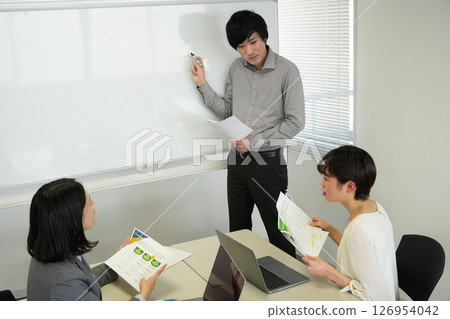 在辦公室工作的上班族 126954042