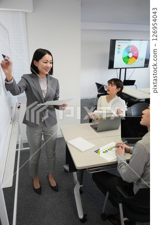在辦公室工作的上班族 126954043