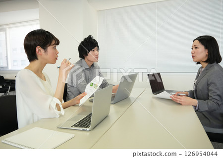 在辦公室工作的上班族 在辦公室工作的上班族 126954044