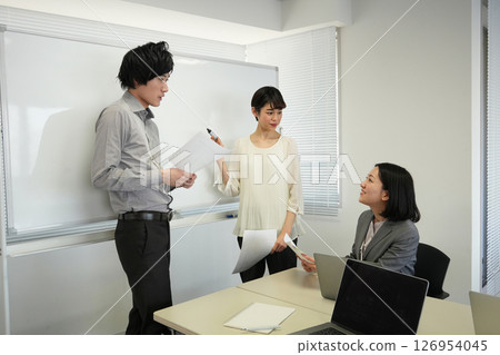 在辦公室工作的上班族 在辦公室工作的上班族 126954045