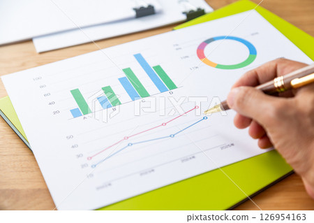 帶有文檔、圖表和文件的回形針 帶有文檔、圖表和文件的回形針 126954163