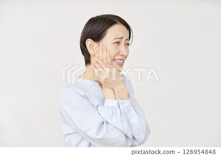 40多歲的女人 蛀牙 白色背景 126954848