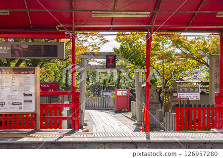 秋天從京都車毛織神社站看到的車毛織神社 126957280