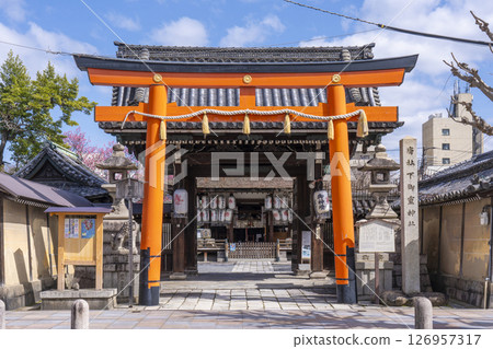 Kyoto Shimogoryo Shrine main gate 126957317