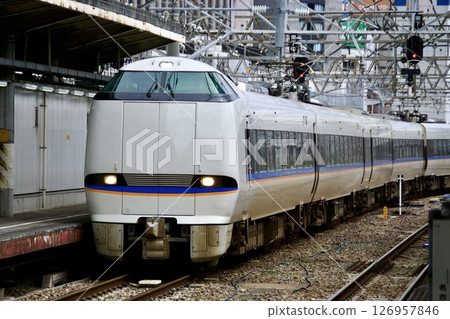 特急白鷺號(683系)駛入名古屋站 特急白鷺號(683系)駛入名古屋站 126957846