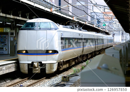 Limited Express Shirasagi (683 series) entering Nagoya Station Limited Express Shirasagi (683 series) entering Nagoya Station 126957850