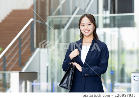 一位年輕的女商人在辦公室工作。照片由Sky Perfect TV東京媒體中心提供。 一位年輕的女商人在辦公室工作。照片由Sky Perfect TV東京媒體中心提供。 126957935