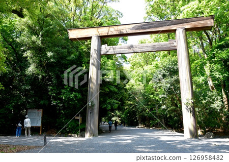 名古屋市熱田神宮正門（南門）和新綠 126958482