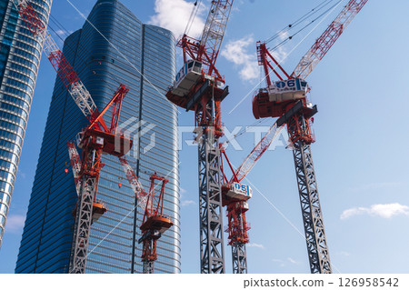 施工現場塔式起重機 126958542