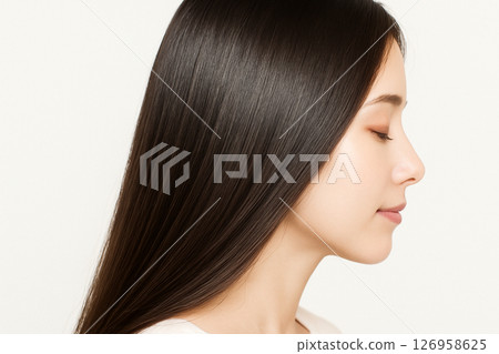 擁有美麗亮麗黑髮的女人 126958625