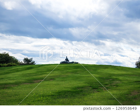青山綠水，天高任鳥飛：一張充滿開闊感的自然風景照片 126958649