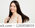 一位面帶微笑、有著美麗閃亮頭髮的女人的畫像 126958659